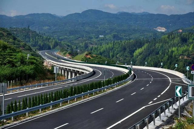 百米通途 揭秘中國(guó)最短的高速公路隧道